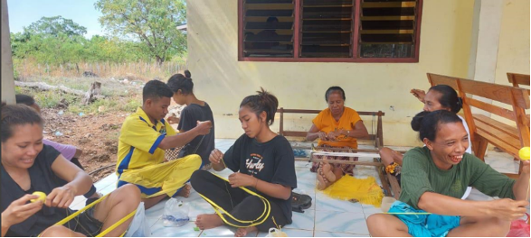 SMK 4 Kupang saat melakukan kegiatan Pengrajin tenun Bersama masyarakat. Sumber Foto : Istimewa
