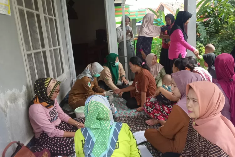 Pemdes Kertamukti, Kecamatan Haurwangi, bersama puskesmas laksanakan pemeriksaan kesehatan rutin di posyandu. Sumber : radarcianjur.com