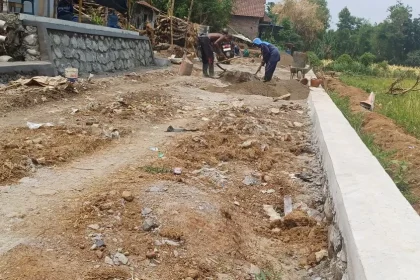 Pekerja tengah membangun jalan usaha tani (JUT) di Dusun Purworejo untuk mempermudah akses aktivitas pertanian. Sumber : dodik/jprm