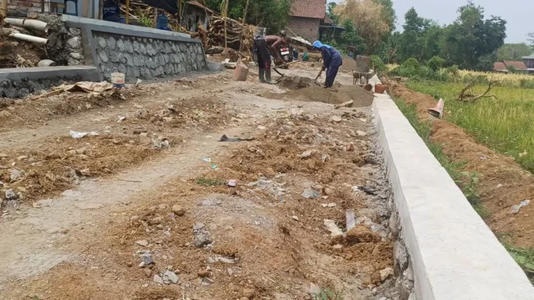 Pekerja tengah membangun jalan usaha tani (JUT) di Dusun Purworejo untuk mempermudah akses aktivitas pertanian. Sumber : dodik/jprm