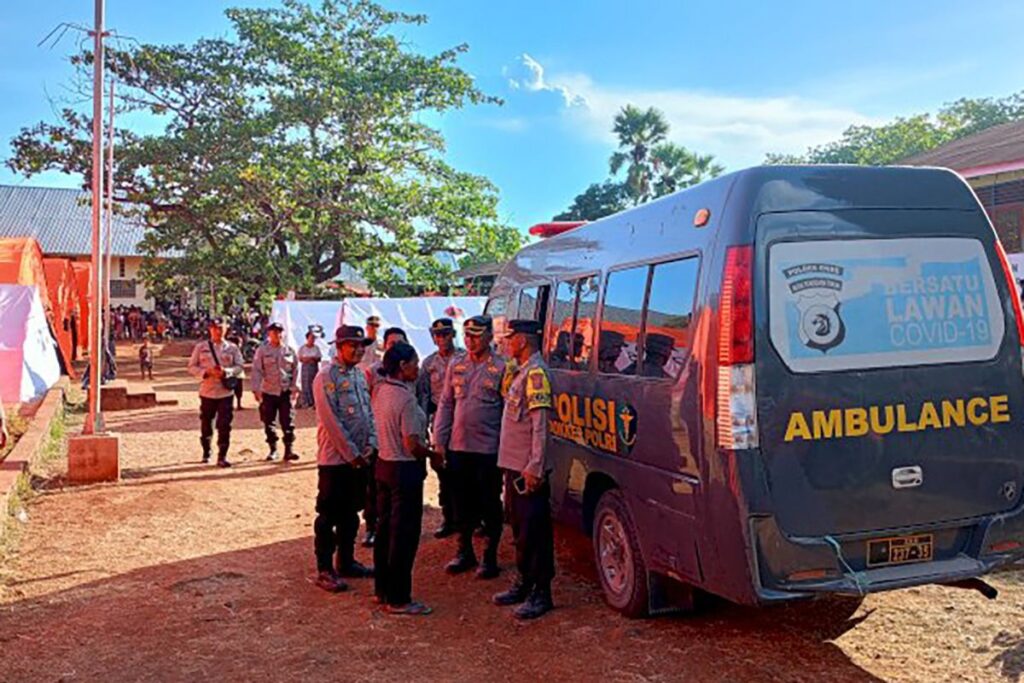 Pelayanan kesehatan untuk korban erupsi Gunung LewotobiSumber Foto : Antara