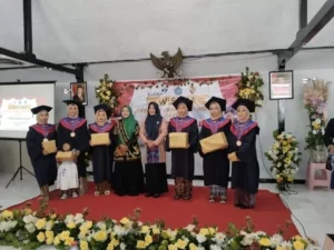 Puluhan ibu-ibu warga Desa Kemantren, Kecamatan Gedeg, Kabupaten Mojokerto diwisuda setelah lulus mengikuti program SOTH pemerintah desa. Sumber : khudori/jprm