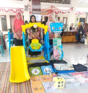 Kepala Desa Gebangmalang Yeni Rahmawati menyerahkan dua unit Alat Permainan Edukatif di posyandu desa. Itu untuk mendukung tumbuh kembang pendidikan anak-anak setempat. Sumber : Khudori/jprm