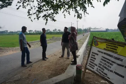 Kepala Desa Pundong Sri Handayani bersama jajaran perangkat desa di lokasi pembangunan TPT di Dusun Balongrejo. Sumber : Dwi Aris S/Radar Jombang