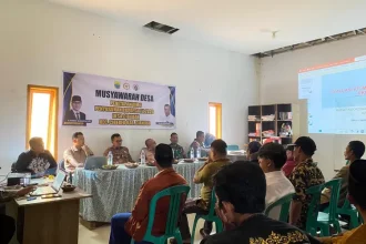 Pemerintah Desa Cibadak, Kecamatan Cibeber, melaksanakan musdes di aula desa. Sumber : radarcianjur