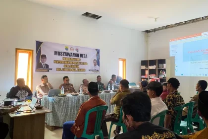 Pemerintah Desa Cibadak, Kecamatan Cibeber, melaksanakan musdes di aula desa. Sumber : radarcianjur