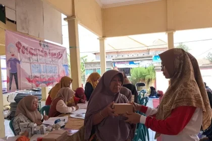 Lansia di Desa/Kecamatan Jatirejo saat mengikuti pemeriksaan kesehatan melalui layanan terintegrasi di balai desa setempat. Sumber : Dok Pemdes Jatirejo/radarmojokerto