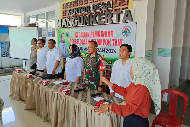 Pemerintah Desa Mangunkerta, Kecamatan Cugenang, bersama BPP melaksankan revitalisasi kelompok tani. Sumber : radarcianjur