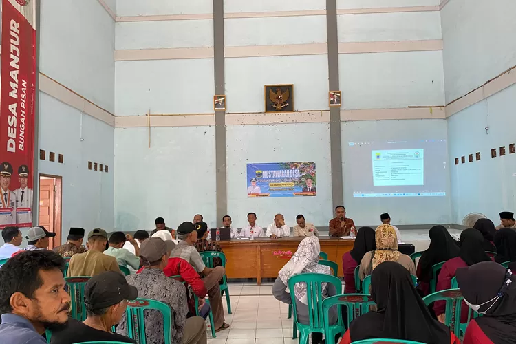 Pemerintah Desa Haurwangi, Kecamatan Haurwangi, gelar musyawarah desa di aula desa. SUmber : Arifin/Radar Cianjur