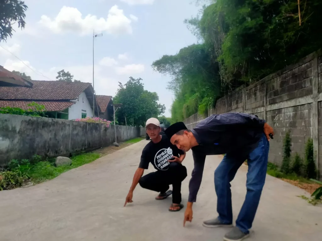 Kepala Desa Rejoagung Ahmad Kasani bersama Ahmad Marzuki PPK Desa Rejoagung menunjukan Jalan alternatif Jombang-Kediri menjadi mulus setelah dibangun Pemdes Rejoagung, Kecamatan Ngoro Jombang. Sumber : Azmy Endiyana Z/Radar Jombang