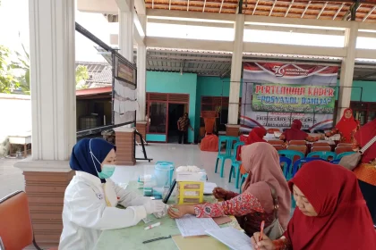 Petugas PMI Kabupaten sedang memeriksa riwayat salah satu pendonor sukarela di Balai Desa Pungging. Sumber : dodik/jprm