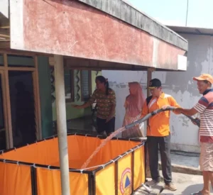 BPBD Kabupaten Mojokerto saat menyalurkan bantuan air bersih ke warga Dusun Tempuran, Desa Simongagrok, beberapa waktu lalu. Sumber : adi/jprm