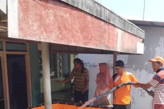BPBD Kabupaten Mojokerto saat menyalurkan bantuan air bersih ke warga Dusun Tempuran, Desa Simongagrok, beberapa waktu lalu. Sumber : adi/jprm