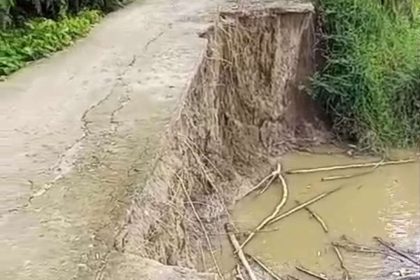 Kondisi jalan tergerus derasnya air sungai. Sumber: rri.co.id