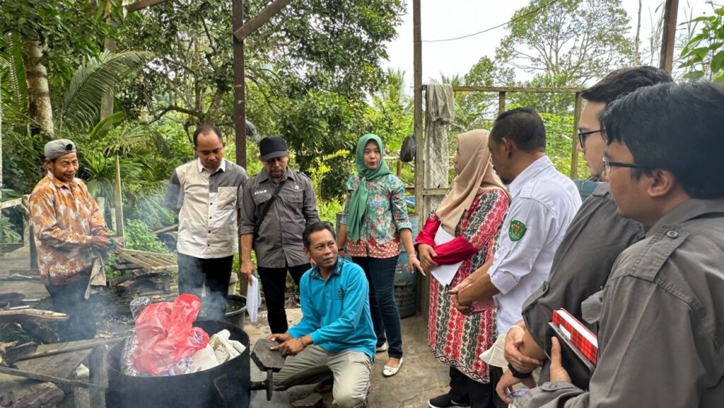 Proses pembakaran sampah plastik yang dijadikan sebagai bahan baku paving block. Sumber; Dokumentasi Kuswara. 