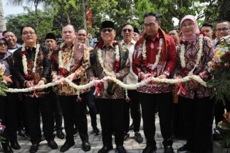 Mendes PDT, Yandri Susanto secara simbolis melepas ekspor Kendang Djembe. Sumber: Kemendes PDT.