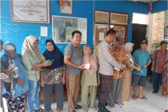Proses penyerahan Bantuan Langsung Tunai Dana Desa. Sumber:sumselupdate.com