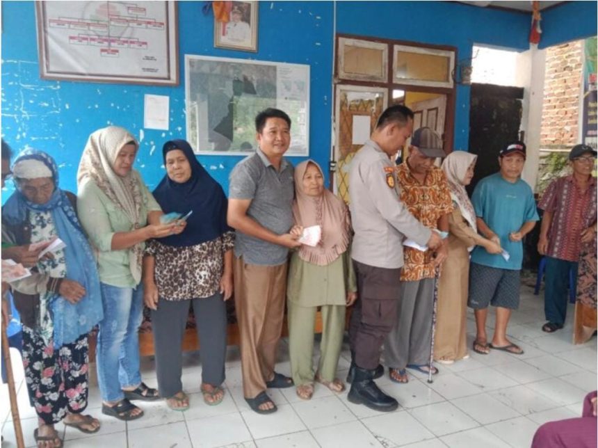 Proses penyerahan Bantuan Langsung Tunai Dana Desa. Sumber:sumselupdate.com
