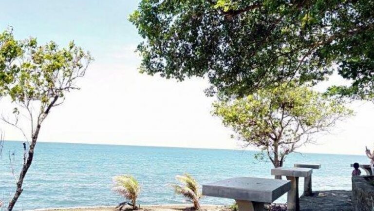 Pesisir pantai Desa Punaga yang berpotensi pasang. Sumber: Pemdes Punaga.