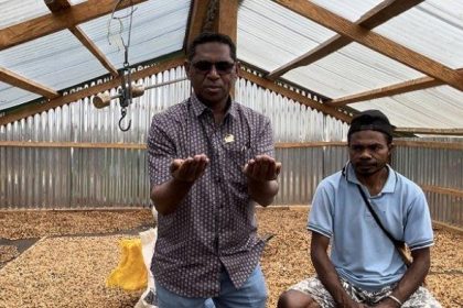 Senator RI Dapil Papua, Pdt David Harol Waromi saat berada di Rumah Kopi. Sumber : papua.tribunnews.com