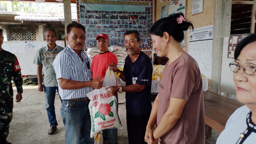 Proses penyerahan bantuan beras dan minyak goreng. Sumber: rri.co.id