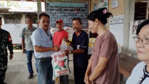 Proses penyerahan bantuan beras dan minyak goreng. Sumber: rri.co.id