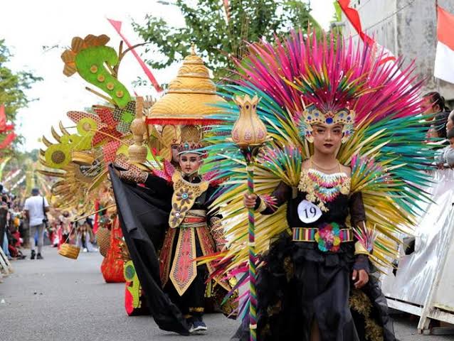 Inovasi Anyaman Bambu dan Identitas Kultural Desa Gintangan Inovasi Anyaman Bambu dan Identitas Kultural Desa Gintangan