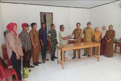 Proses serah terima bantuan 16 ekor sapi di Desa pondok Kopi. Sumber: mediapolri.id