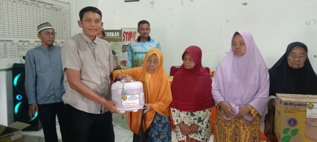 Pembagian Alat Masak Listrik dari Kementerian ESDM RI di Desa Air Lengit. Sumber:rri.co.id