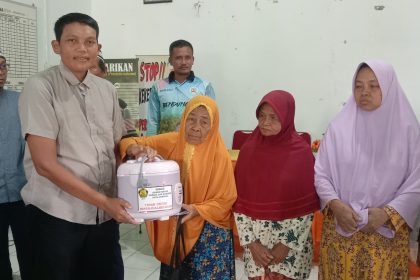 Pembagian Alat Masak Listrik dari Kementerian ESDM RI di Desa Air Lengit. Sumber:rri.co.id