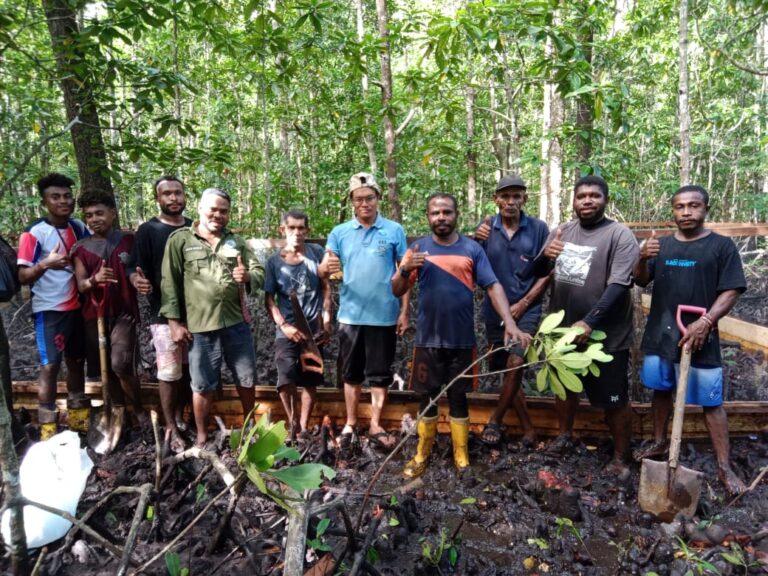 Budidaya keramba tancap kepiting bakau Kampung Warimak. Sumber: dokumentasi TEKAD.