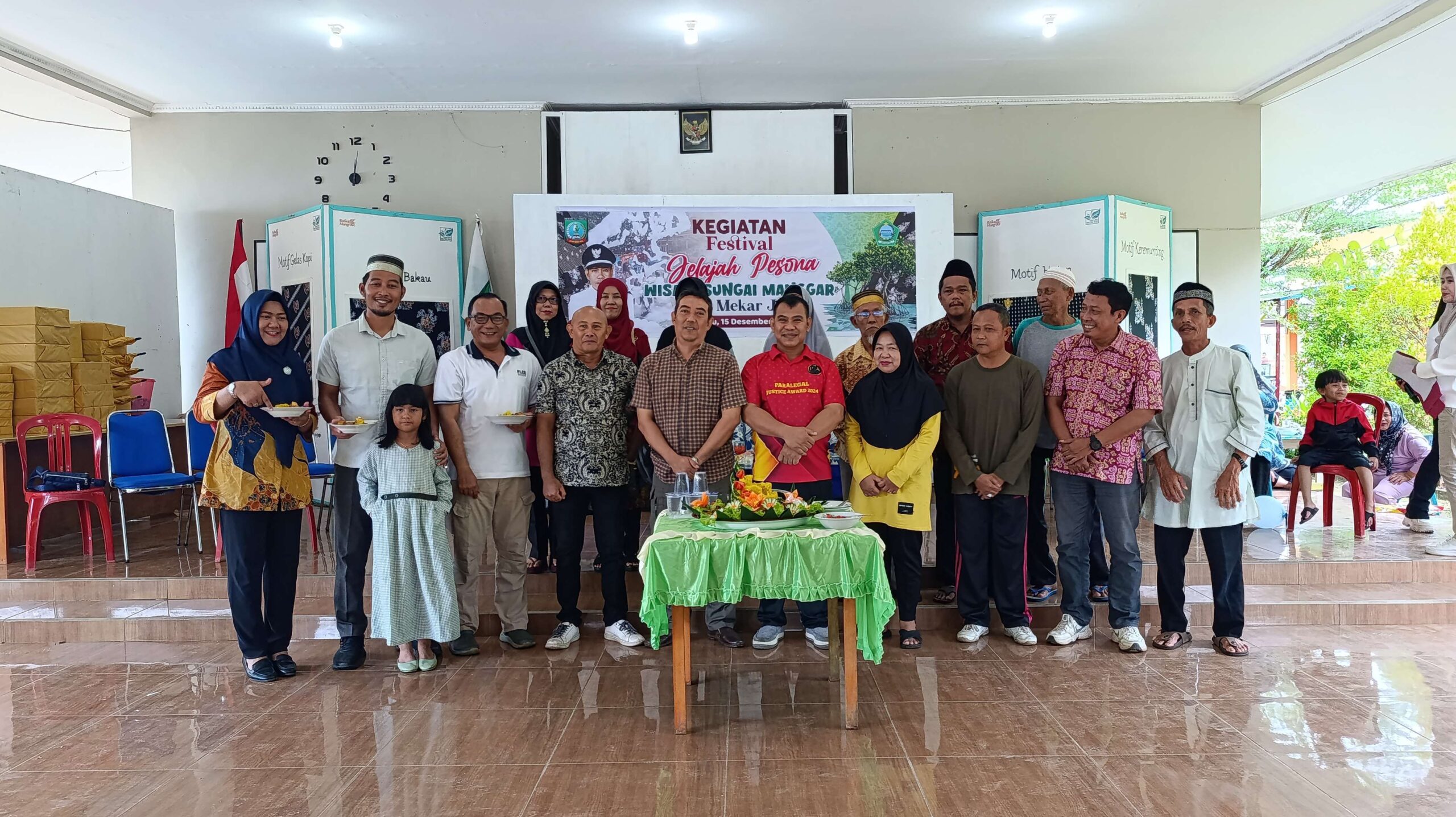 Foto Bersama pada Festival Jelajah Pesona Sungai Manggar. Sumber: rri.co.id