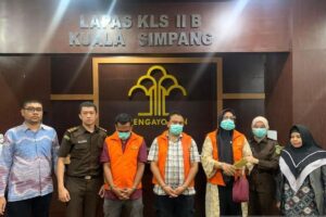 Tim penyidik Kejari Aceh Tamiang menetapkan tiga tersangka kasus pembangunan jalan di Lapas Kelas IIB Kuala Simpang. Sumber: Kompas.com