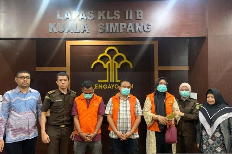 Tim penyidik Kejari Aceh Tamiang menetapkan tiga tersangka kasus pembangunan jalan di Lapas Kelas IIB Kuala Simpang. Sumber: Kompas.com