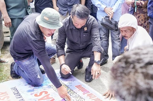 Warga Desa di Kabupaten Mamuju Tengah menolak adanya tambang pasir. Sumber: beritasatu.com