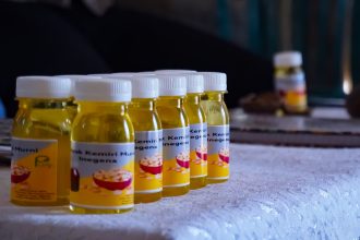 Produk minyak kemiri BUMDes Maju Bersama Desa Inegena. Sumber: dokumentasi TEKAD.