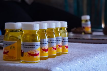 Produk minyak kemiri BUMDes Maju Bersama Desa Inegena. Sumber: dokumentasi TEKAD.
