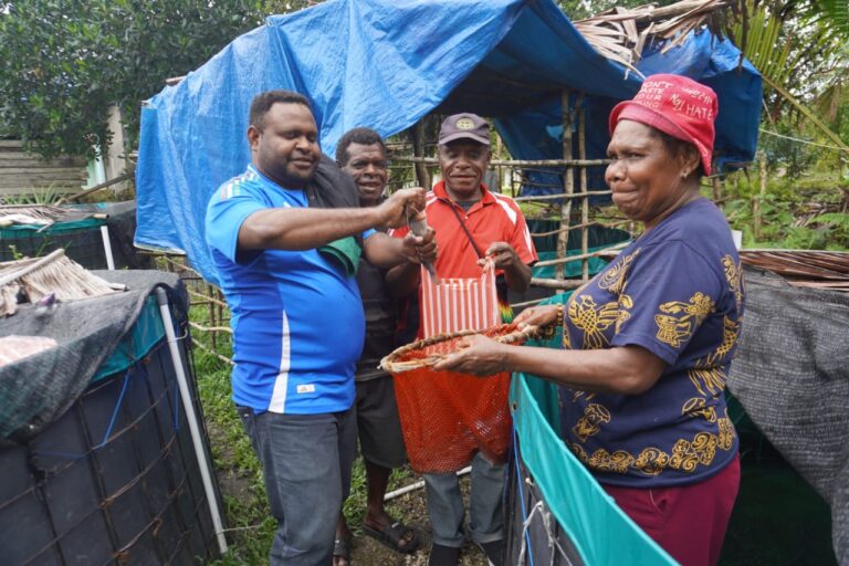 Budidaya ikan lele di Desa Mosun. Sumber: dokumentasi TEKAD.