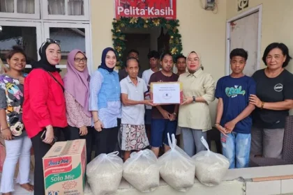 P3DI Provinsi Maluku saat menyalurkan paket sembako. Sumber : Ameks.fajar.com