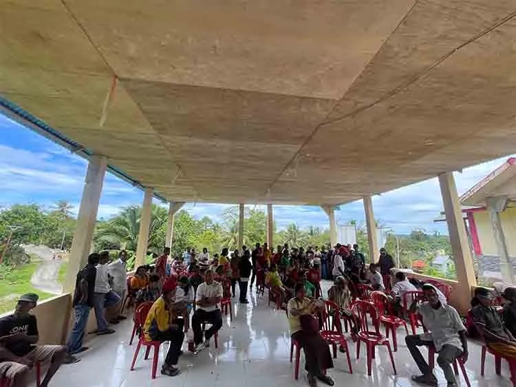 Kegiatan bakti sosial (baksos) layanan kesehatan mata di Negeri Masihulang. Sumber : detik.com