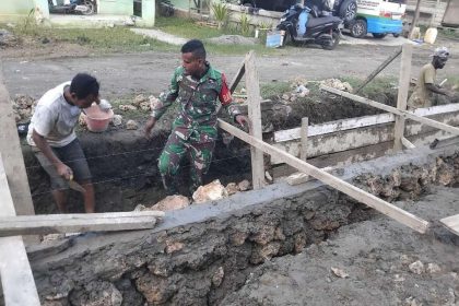 Babinsa Warbah bersama warga saat membagun saluran air (parit). Sumber : rri.co.id
