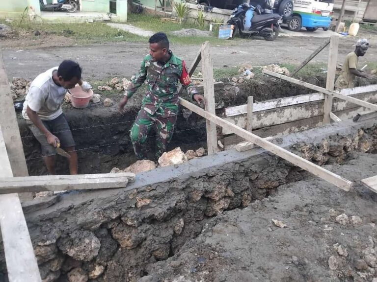 Babinsa Warbah bersama warga saat membagun saluran air (parit). Sumber : rri.co.id