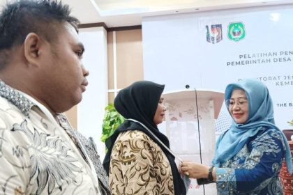 Asisten II Setda Maluku Utara, Sri Haryanti Hatari, saat membuka pelatihan Peningkatan Kapasitas Aparatur Pemerintah Desa dan Pengurus Kelembagaan Desa. Sumber : tribunternate.com