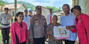 Polres Maluku Barat Daya (MBD) bersama Polsek menyerahkan Bantuan Sosial (Bansos). Sumber : tribratanews.com