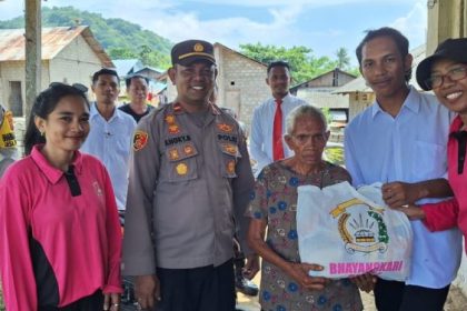 Polres Maluku Barat Daya (MBD) bersama Polsek menyerahkan Bantuan Sosial (Bansos). Sumber : tribratanews.com