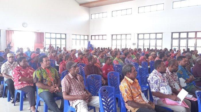 Sosialisasi Penyuluhan Hukum, Penanganan Tindak Pidana Korupsi dan Kewajiban Perpajakan Bagi Aparat Kampung di Biak Numfor. Sumber : tribunpapua.com