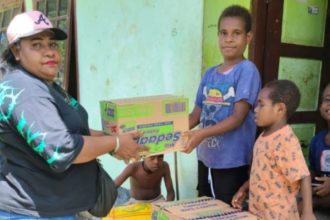 Warga Kampung Nifasi saat menerima penyaluran ratusan paket sembako dari PT Kristalin Ekalestari. Sumber : poskota.co.id