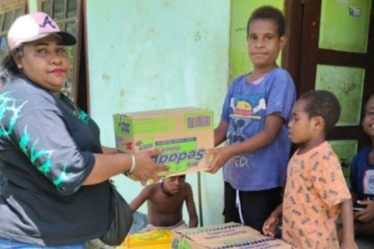 Warga Kampung Nifasi saat menerima penyaluran ratusan paket sembako dari PT Kristalin Ekalestari. Sumber : poskota.co.id