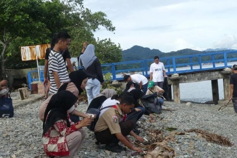 ANTARA Maluku bersama Komunitas Lingkungan The Mulung saat aksi bersih sampah. Sumber : jateng.antarnews.com