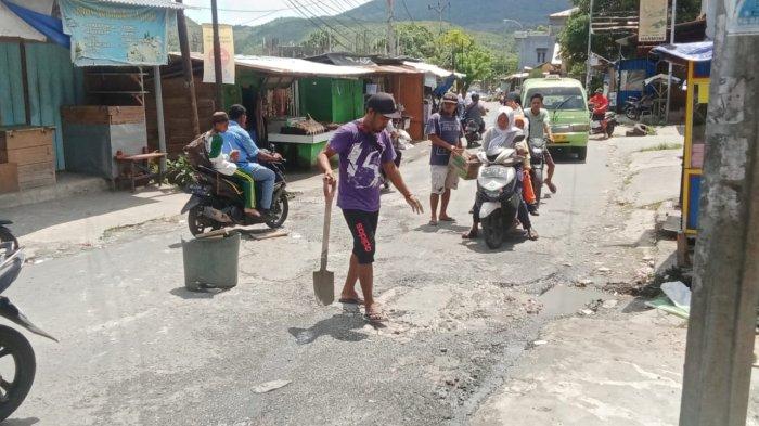 Sejumlah sopir angkot saat melakukan penambalan jalan. Sumber : tribunambon.com